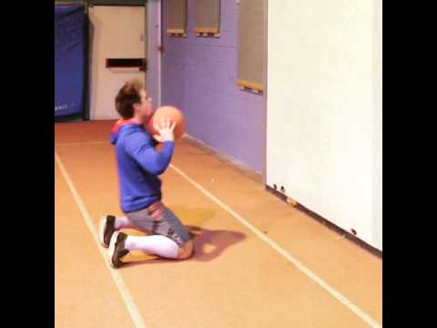 Poussée de Médecine-Ball à Genoux : Techniques et Avantages