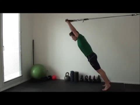 Exercice de brasse alternée avec sangles de suspension