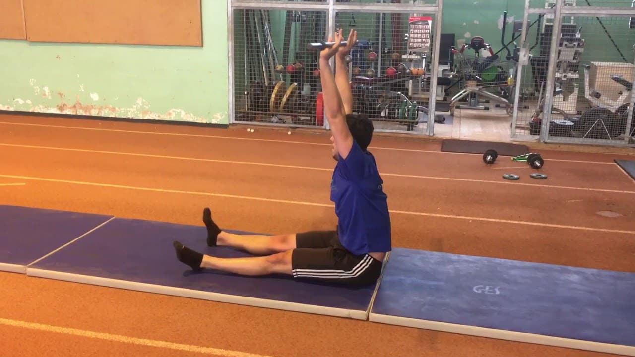 Optimisez votre gainage avec la marche sur les fesses barre overhead