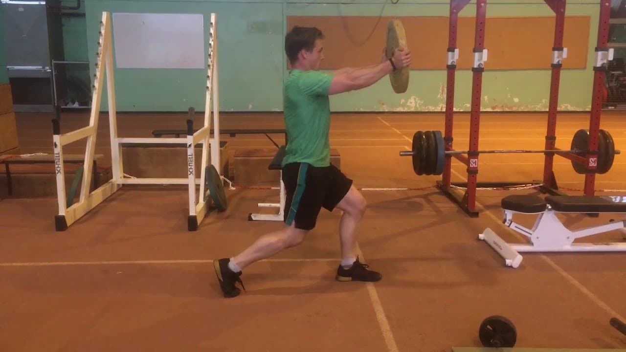 Maîtrisez le Russian Twist en Fente pour un Gainage Optimal