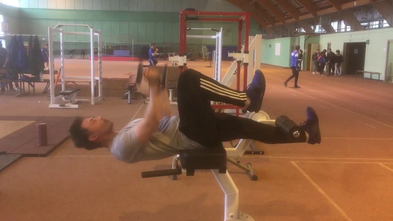 Techniques avancées de gainage avec le banc lombaire