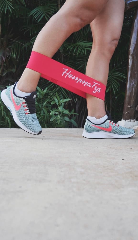 Top 10 des exercices avec miniband focus membres inférieurs & à réaliser debout.