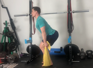 Athlète en position de squat isométrique maintenant la tension musculaire pour illustrer la contraction statique et la croissance musculaire.